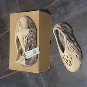 NIB Adidas Yeezy Foam Runners Cream Clay Size 7 Mens/8 - 8.5 Womens